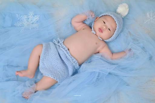 来宾宝宝睡觉爱笑